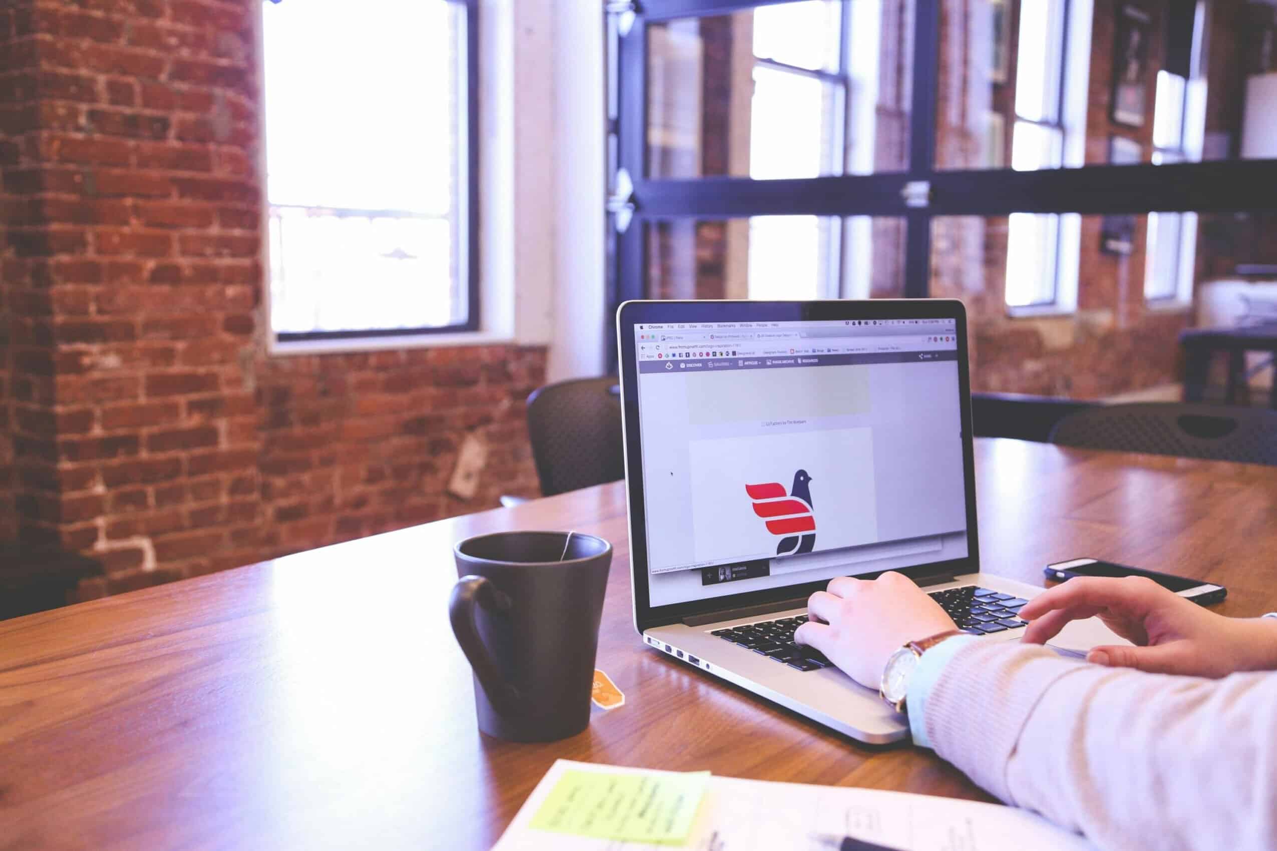 Een ondernemer werkt aan zijn WordPress-website